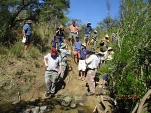 MIKE TUCKER (IN BLUE CHECKED SHIRT) TALKS TO MEMBERS OF THE HSZ 
AT THE CHIMBO RIVER (THE END OF THE HUNTERS ROAD)
(Photo by Charles Castelin at the HSZ Outing to Hartley Hills, 28 May 2017)